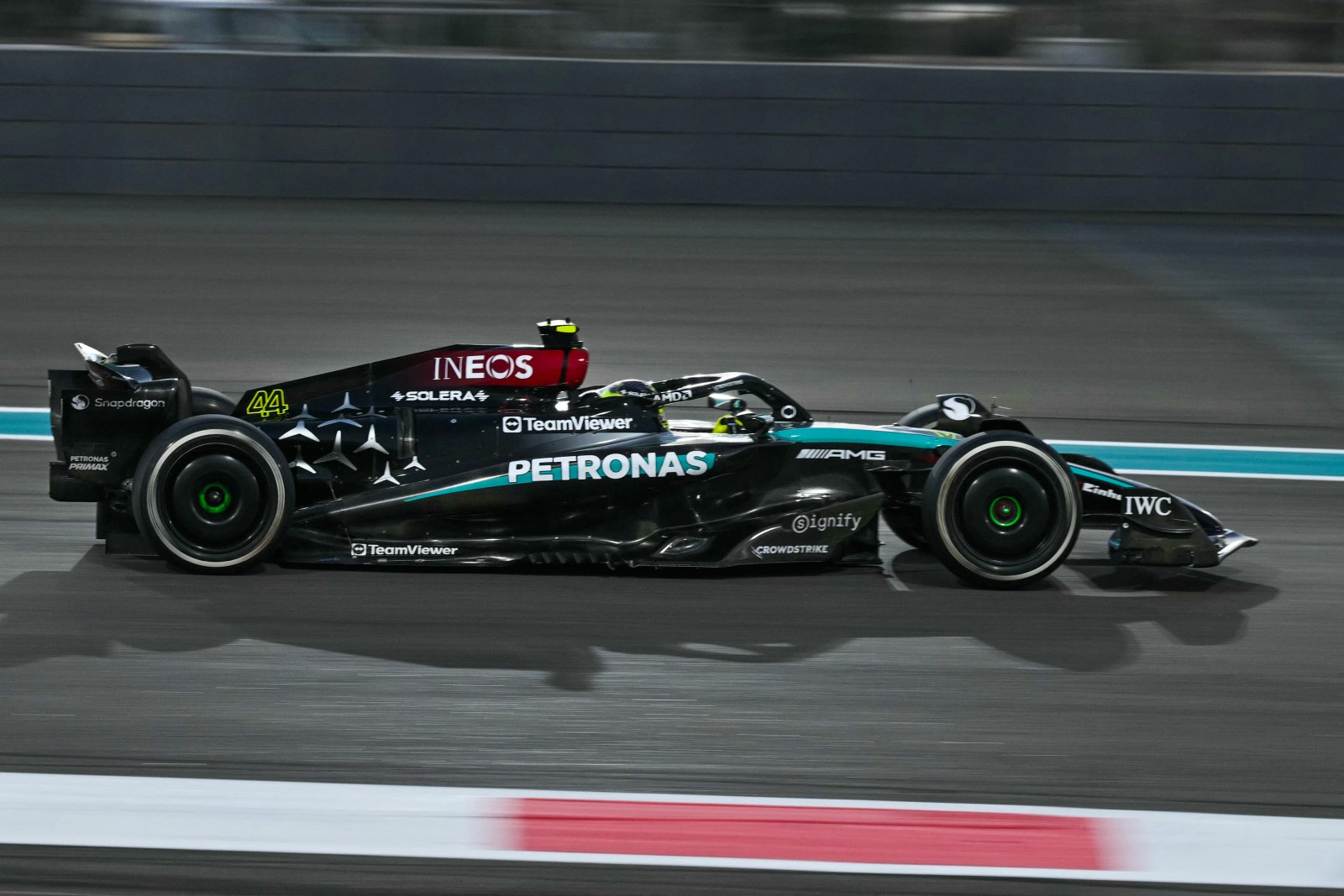 Wolff afirma que Mercedes vai manter pintura preta apesar de saída de Hamilton