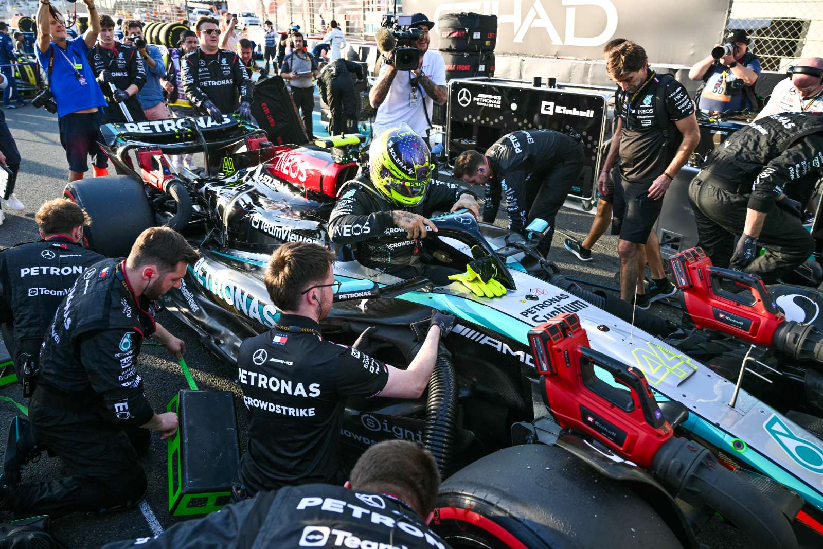 Hamilton diz que defender Mercedes na Fórmula 1 foi “maior honra da vida”
