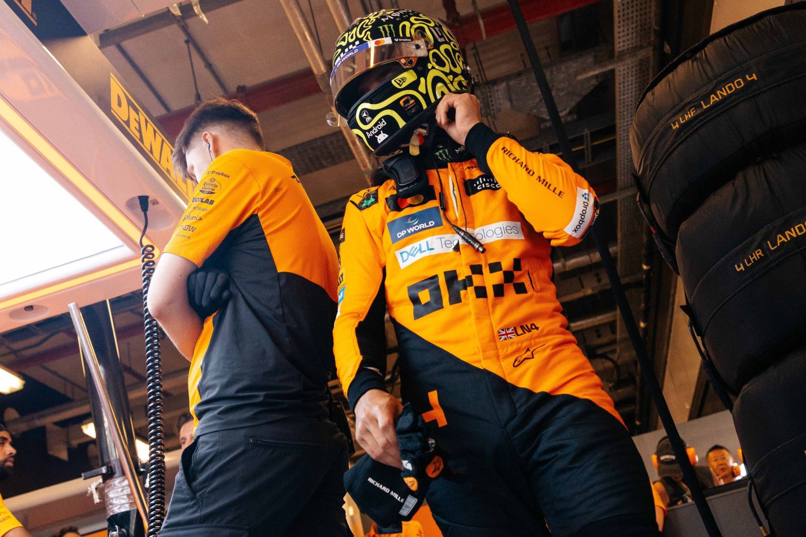 McLaren se impõe em sexta-feira insólita das rivais e larga favorita em Abu Dhabi