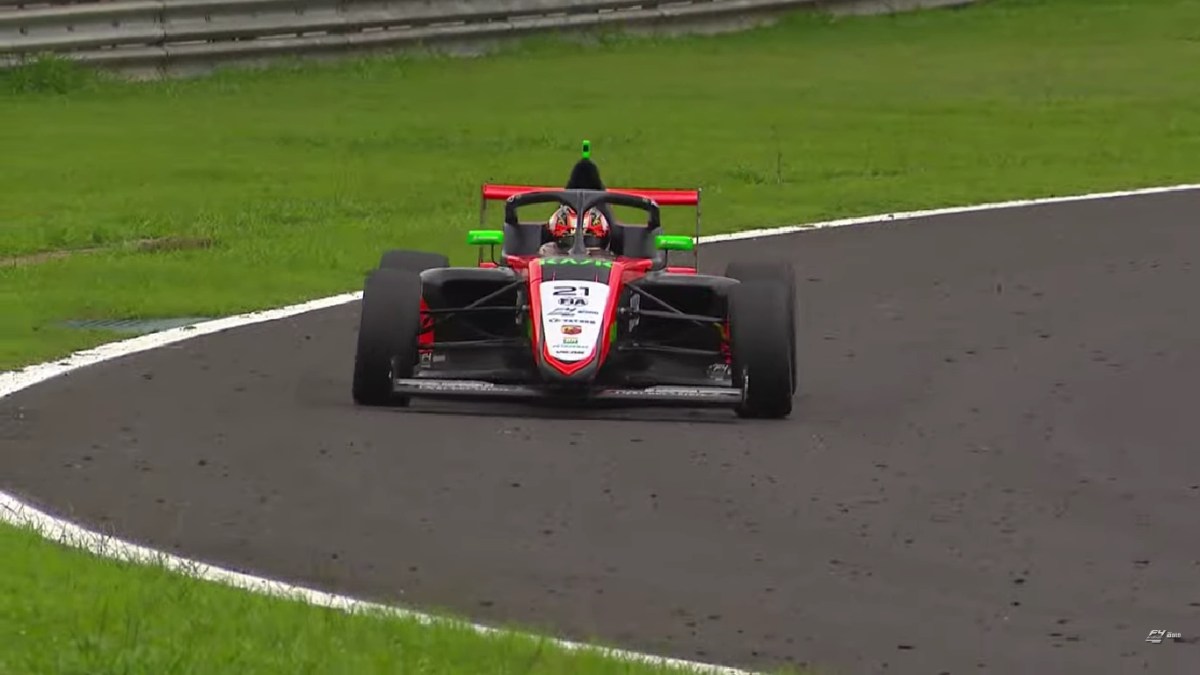 Cho resiste a pressão de Comparatto e vence corrida final da F4 Brasil em Interlagos