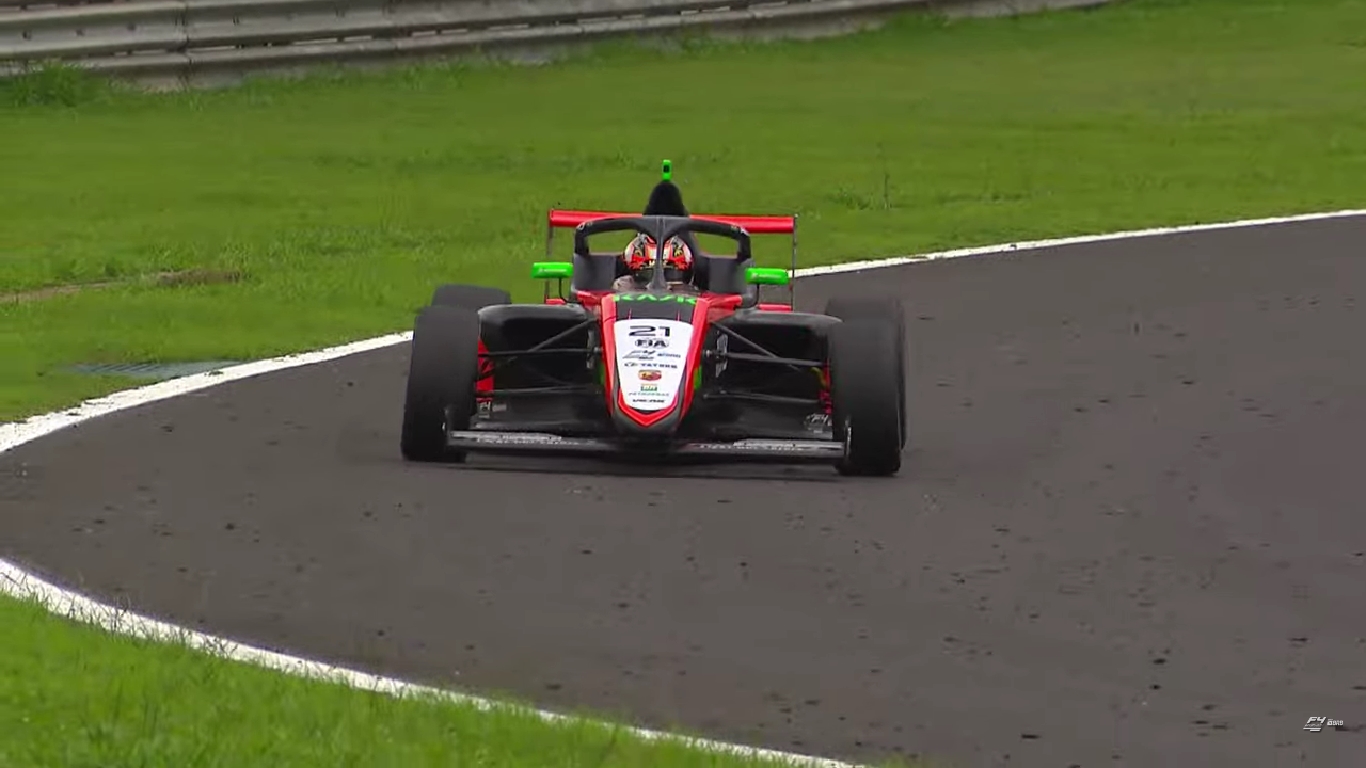Cho resiste a pressão de Comparatto e vence corrida final da F4 Brasil em Interlagos
