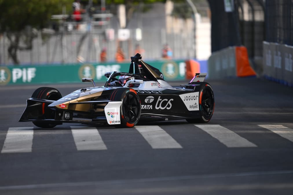 Evans vence en un caótico eP de Sao Paulo tras largar último; Da Costa, 2°; Barnard, 3°