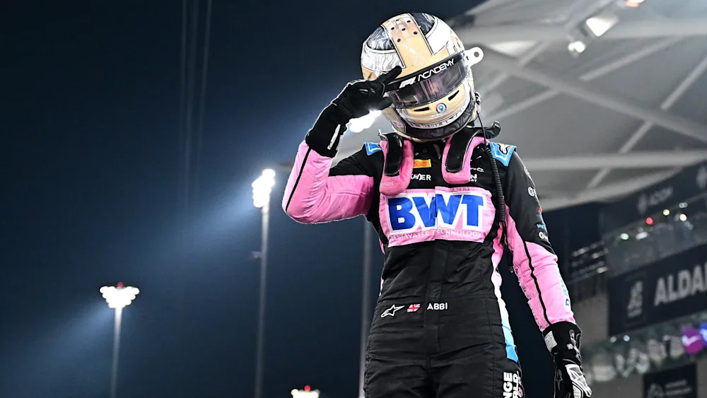Pulling aproveita novo erro de Chambers e vence corrida 2 da F1 Academy em Abu Dhabi