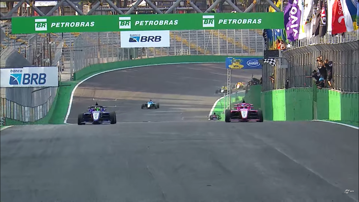 Rafaela Ferreira aproveita confusão e vence corrida 1 da F4 Brasil em Interlagos