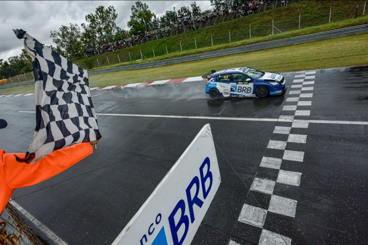 Cardoso gana en Rosario y logra el título de TCR Sudamericano. Rossi domina la 2ª final