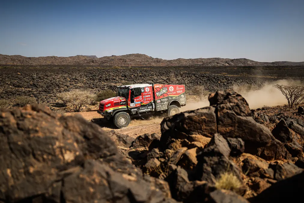 Loprais bate a Van den Brink y repite victoria en la 10ª etapa del Dakar 2025 en camiones