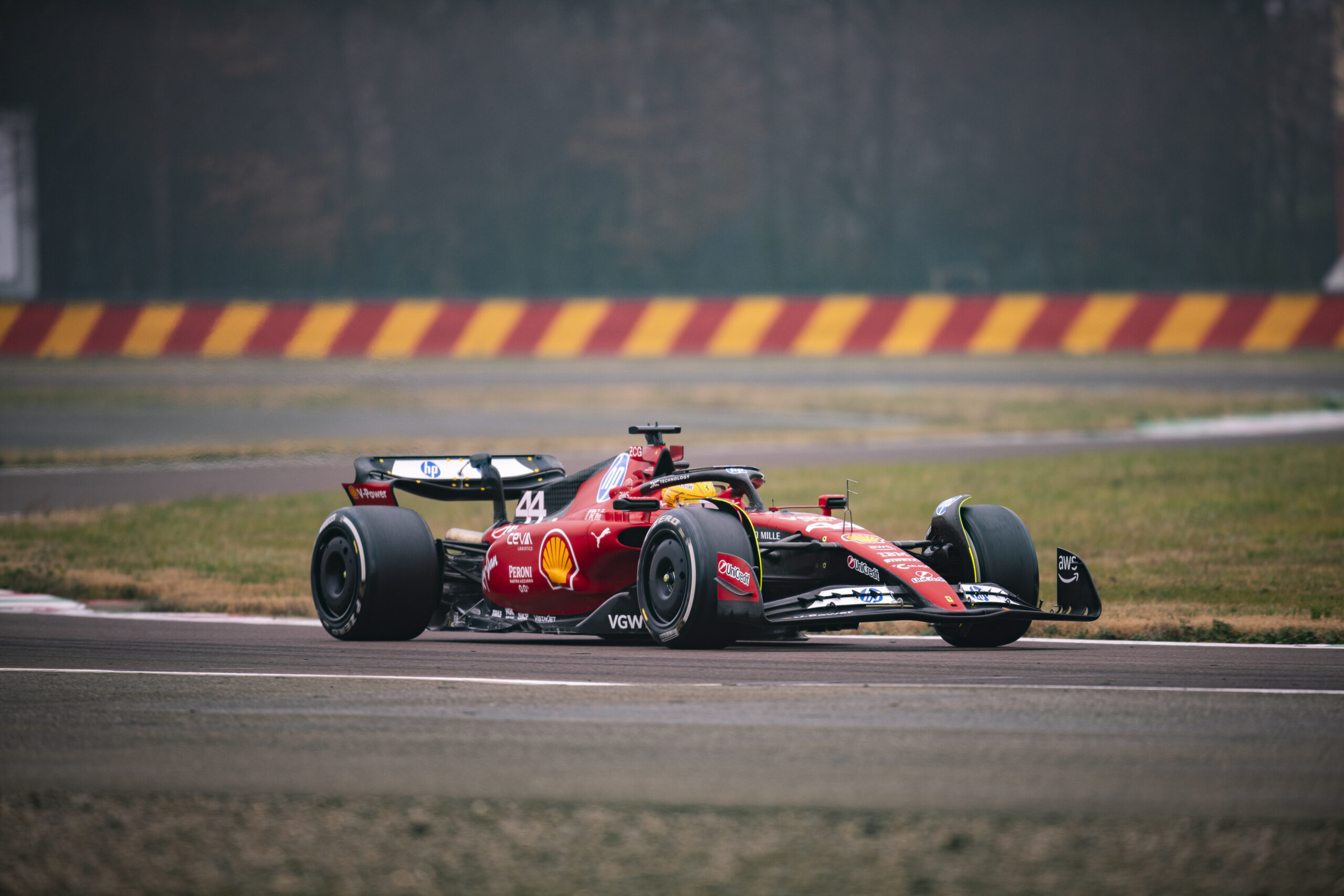 Hamilton aprova freios da Ferrari após testes iniciais e afasta drama da Era Mercedes