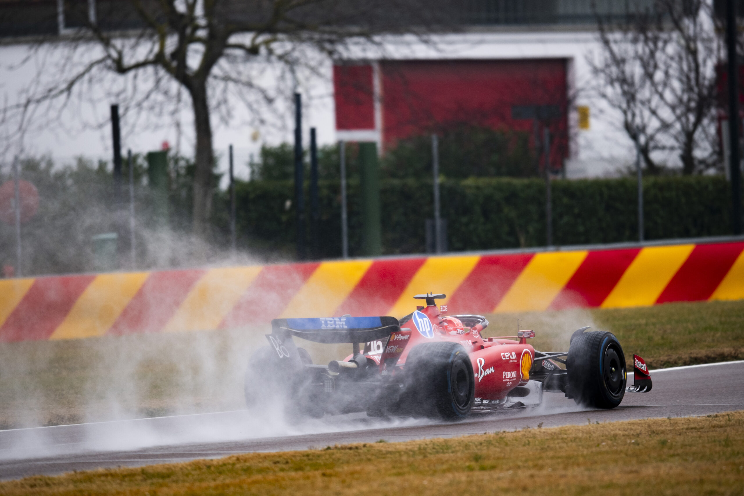 Leclerc celebra volta das férias e agradece fãs após teste em Fiorano: “Foi motivador”