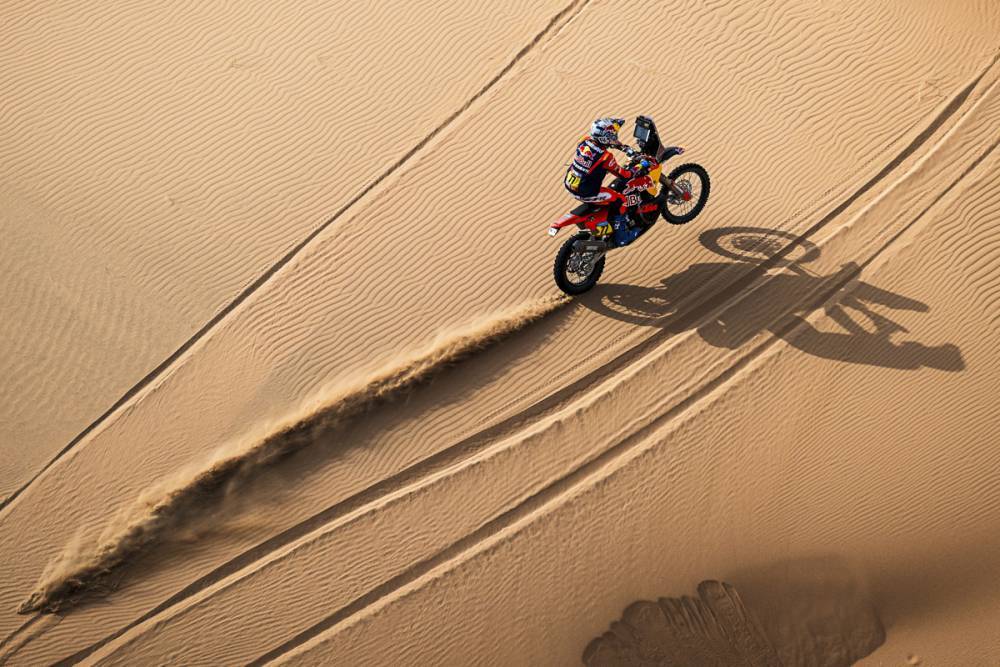 Benavides vence octava etapa del Dakar 2025 en motos; Sanders sigue líder en la general
