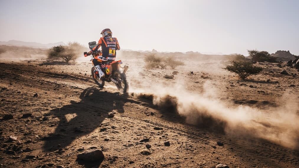 Sanders gana la primera etapa del Dakar 2025 en motos; Benavides, 6°; Quintanilla, 7°