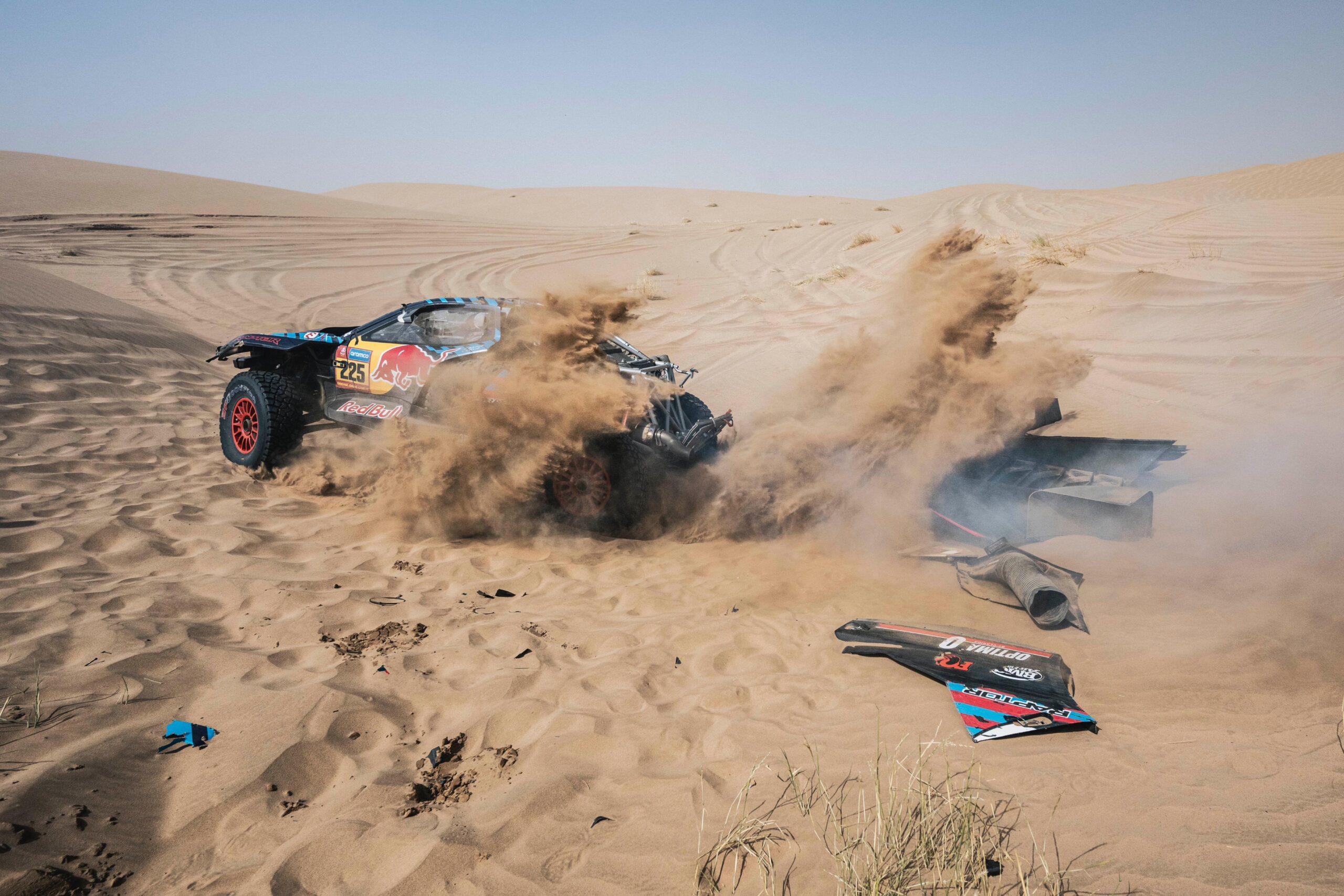 Sainz capota em duna e destrói traseira do carro em 1ª parte da maratona do Rali Dakar