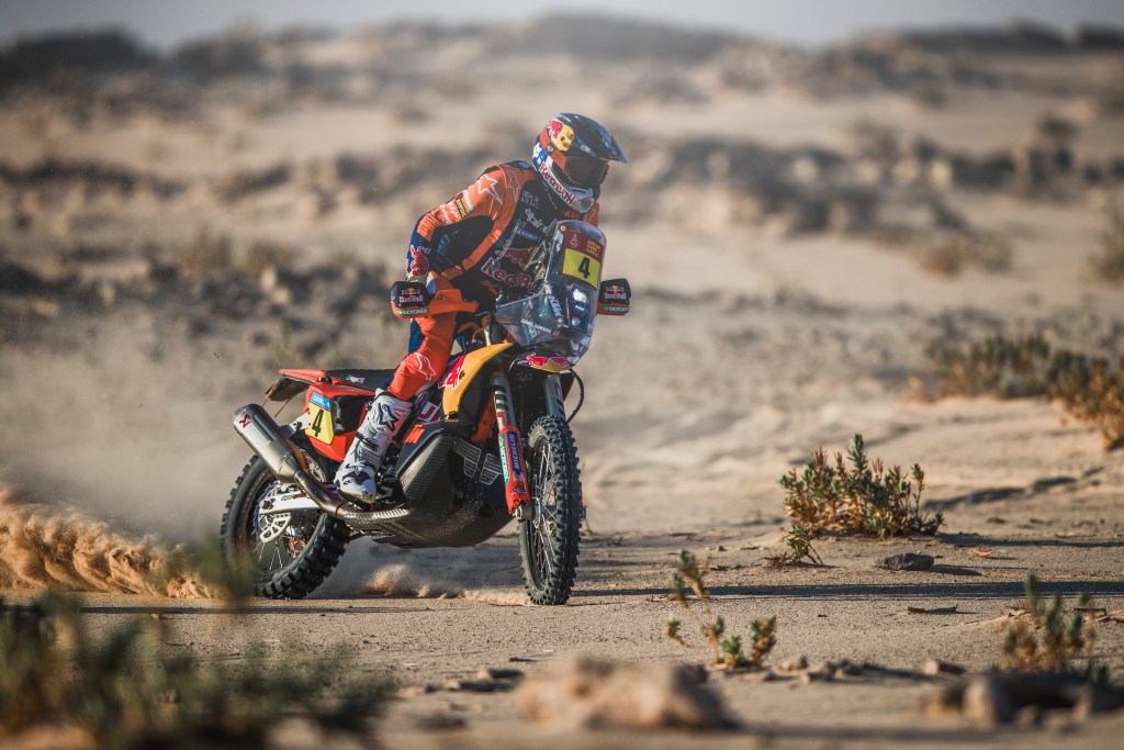 Sanders gana la edición 2025 y da el 20° triunfo a KTM en motos; Benavides, 4°