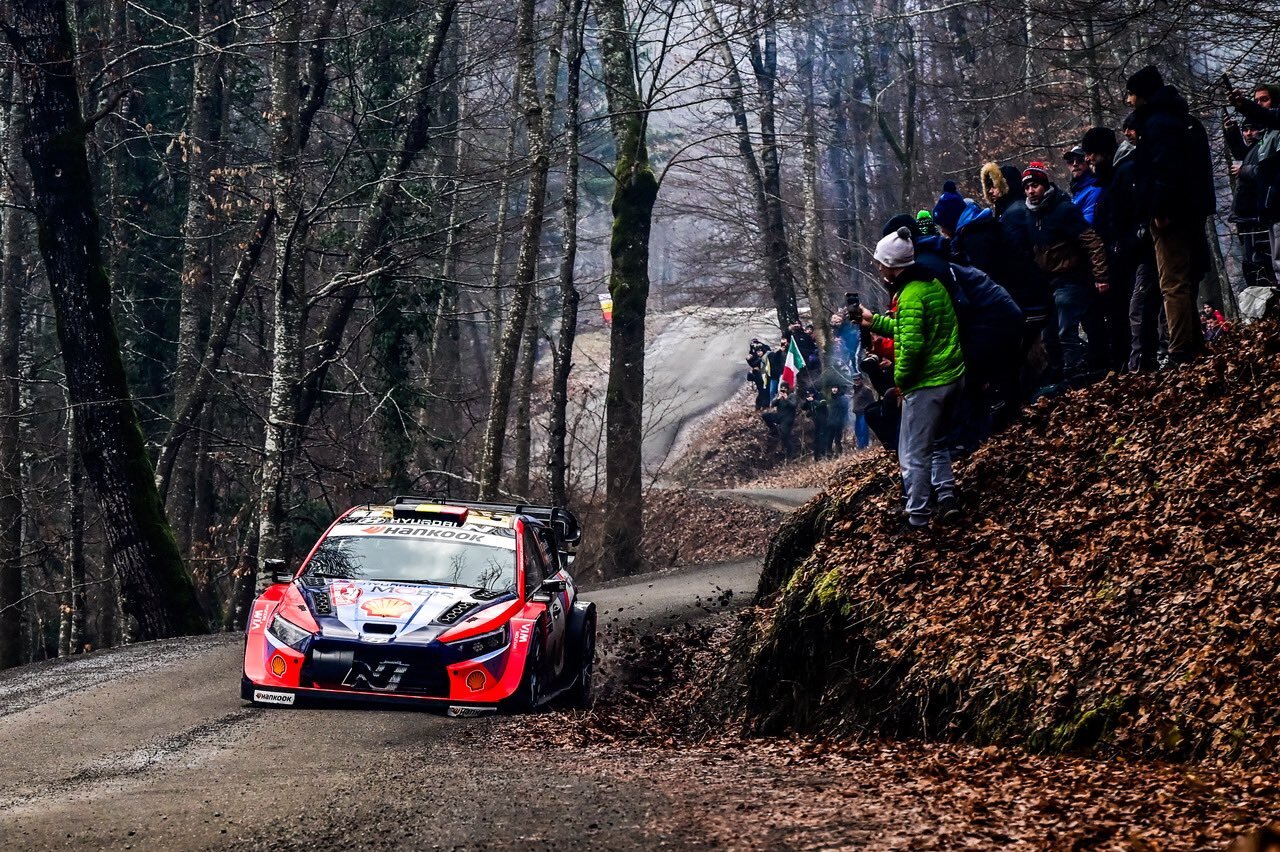 Neuville aprovecha retraso de Ogier y lidera primera jornada del Rally de Montecarlo