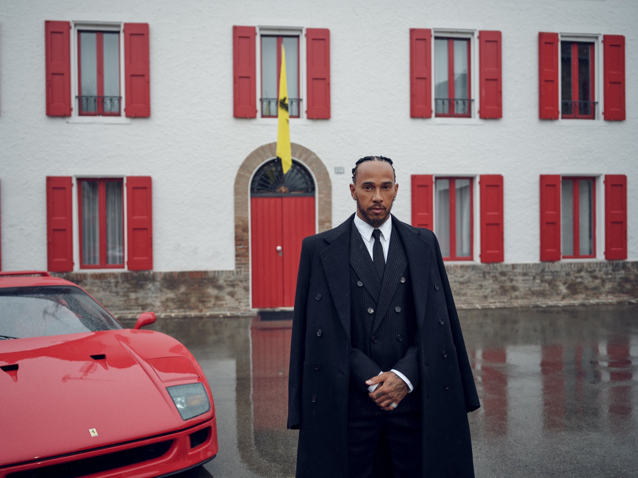 Hamilton llega en traje y corbata a Maranello y comienza su primer día de trabajo en Ferrari