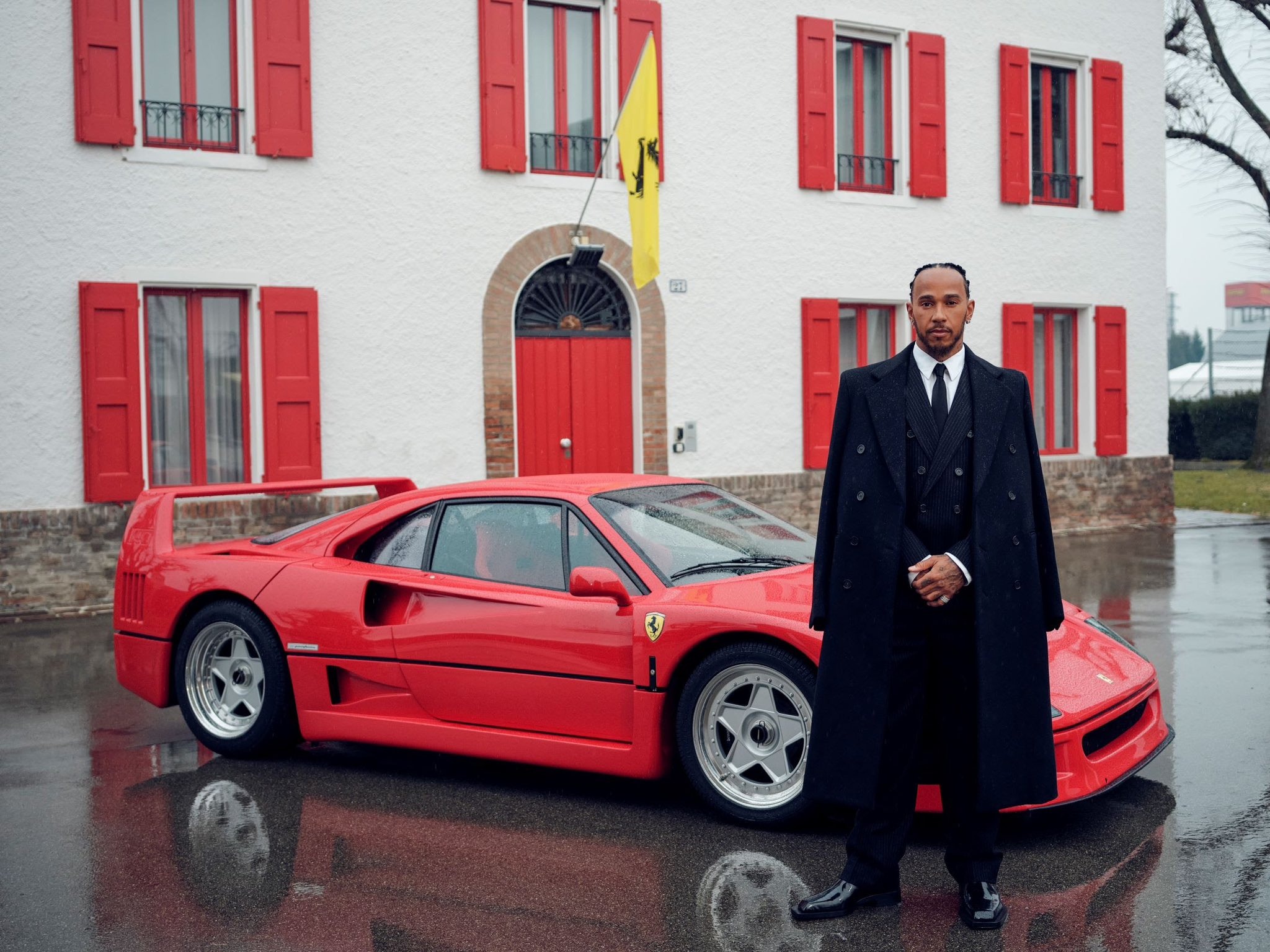 Ferrari brinca sobre céu nublado em 1º dia de Hamilton: “Garoa tipicamente britânica”