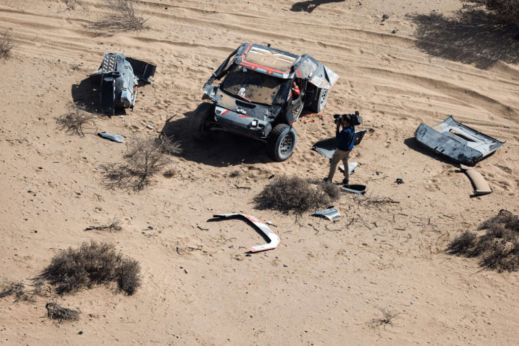Loeb vuelca en la tercera etapa y se aleja de la pelea por la victoria en el Dakar 2025