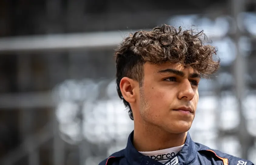 Lindblad reitera su foco en la F1 y dice que los elogios de Red Bull “no aumentan la presión”
