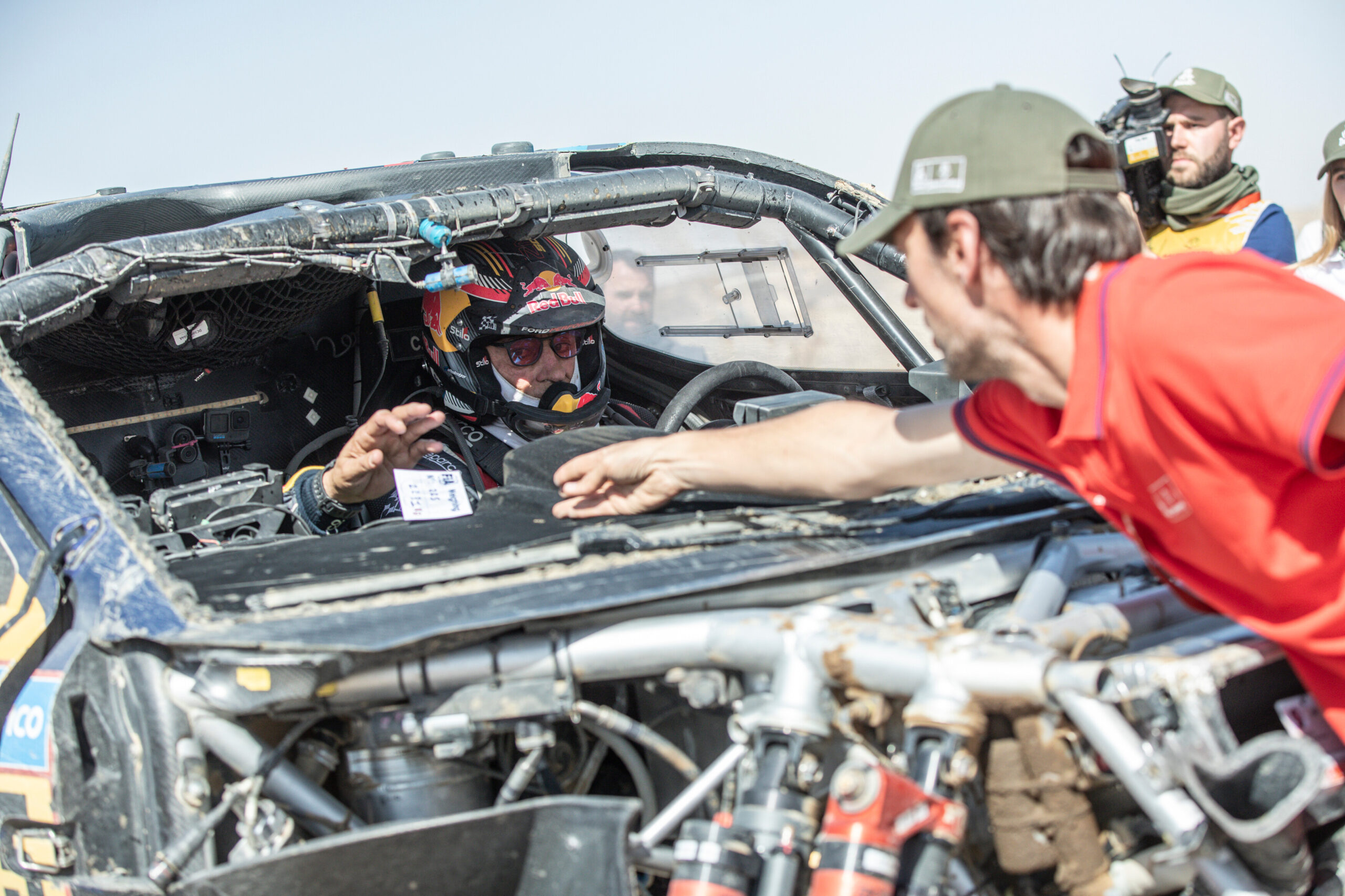 Atual campeão, Sainz abandona Dakar 2025 após sequência de acidentes