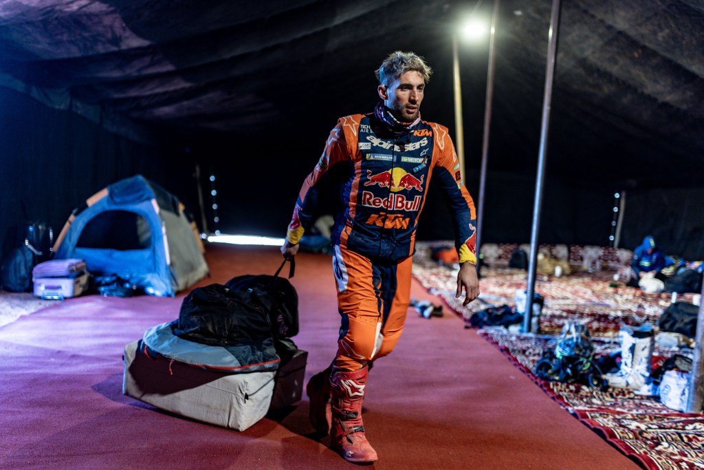Bicampeón en motos, Kevin Benavides se retira del Dakar 2025 por motivos de salud