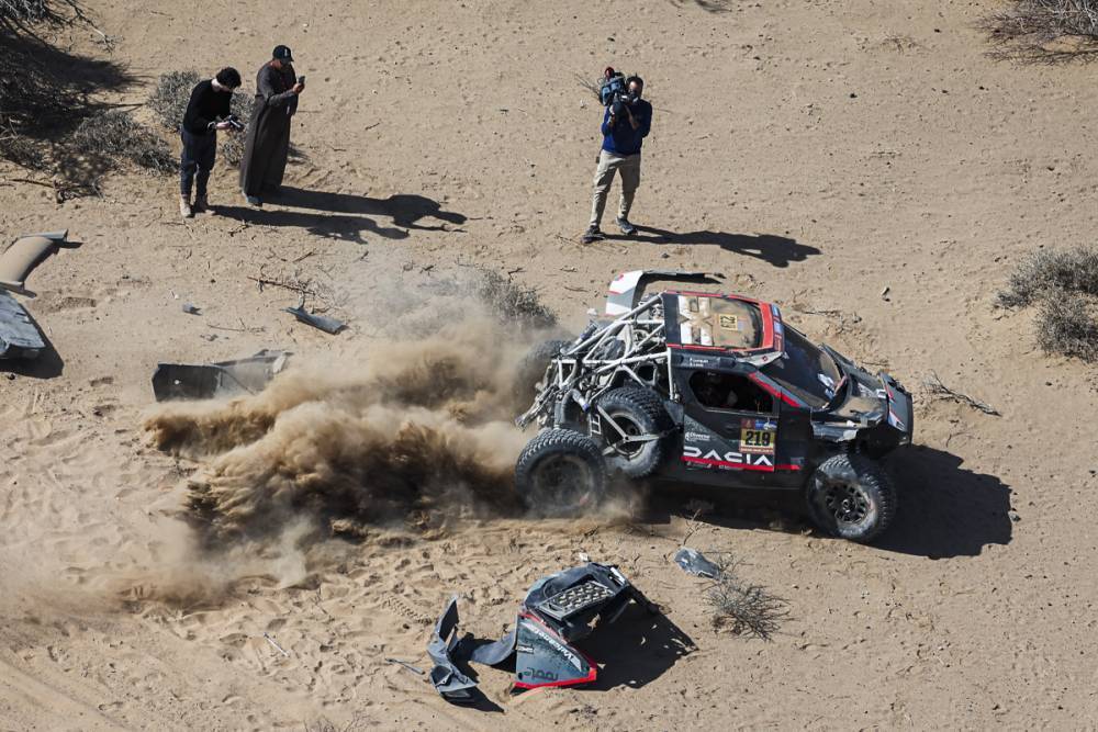 Loeb sufre daños después de volcar y abandona el Dakar antes de la cuarta etapa