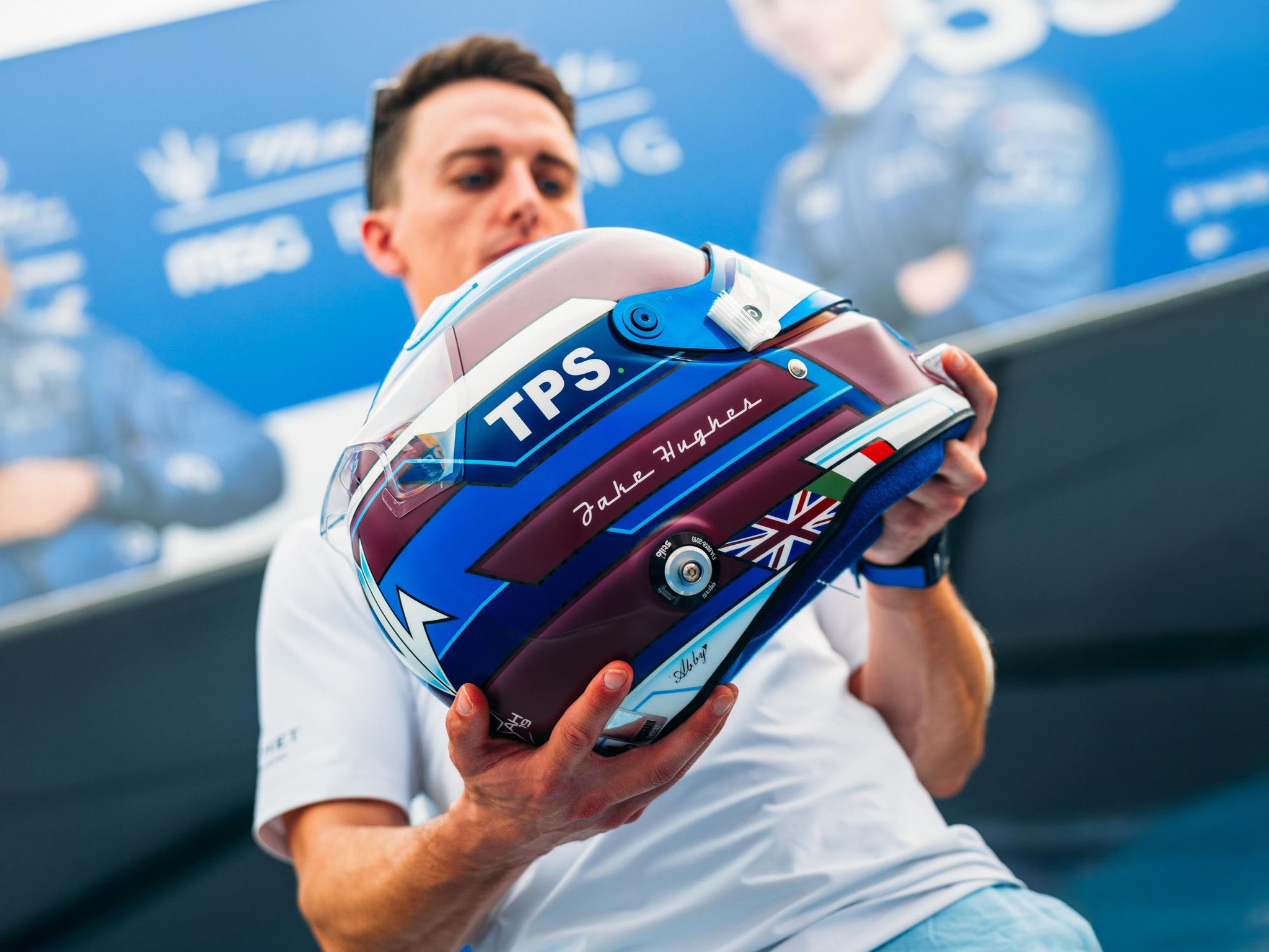 Hughes habla sobre el diseño de su casco en Fórmula E: “Mi primer amor fue el Aston Villa”