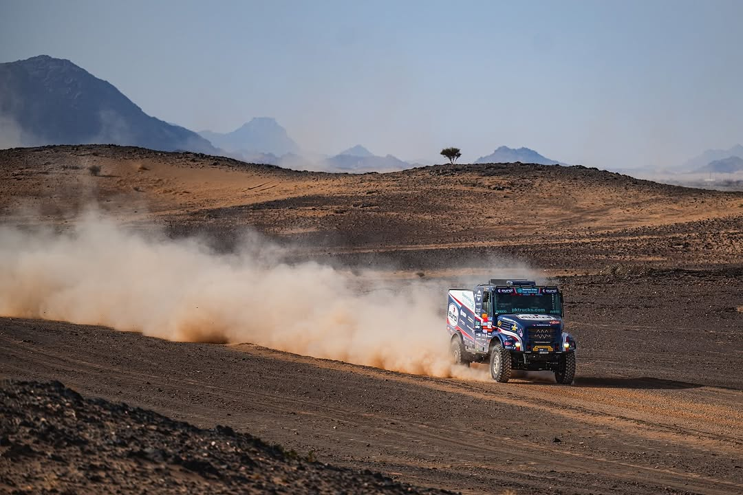 Van den Brink vence prólogo do Dakar 2025 entre caminhões. Macik é terceiro