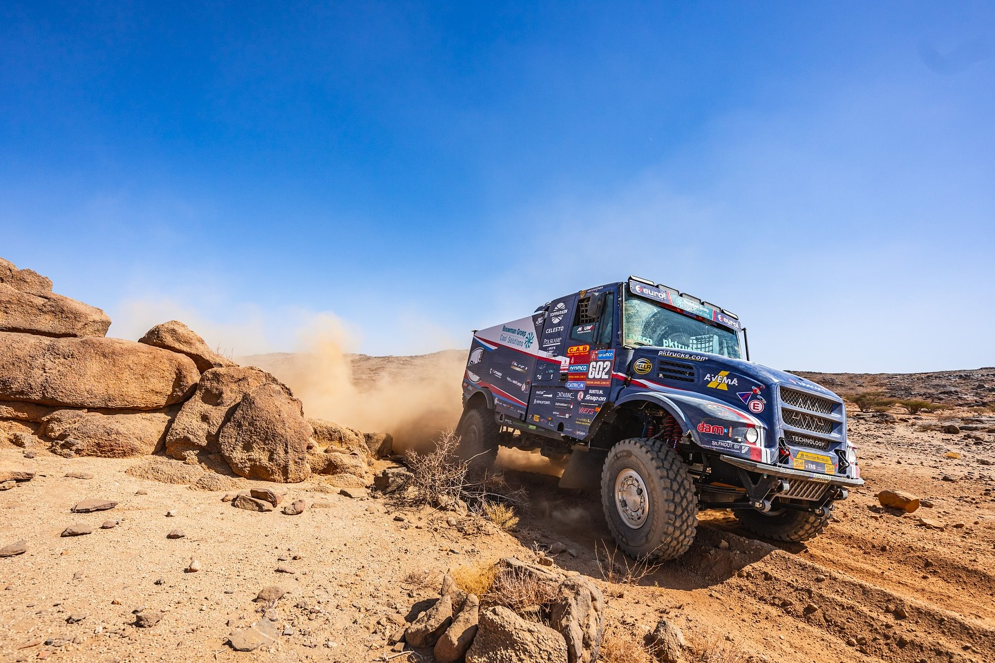 Mitchel van den Brink vence 6ª etapa do Dakar e se aproxima de Macík nos caminhões