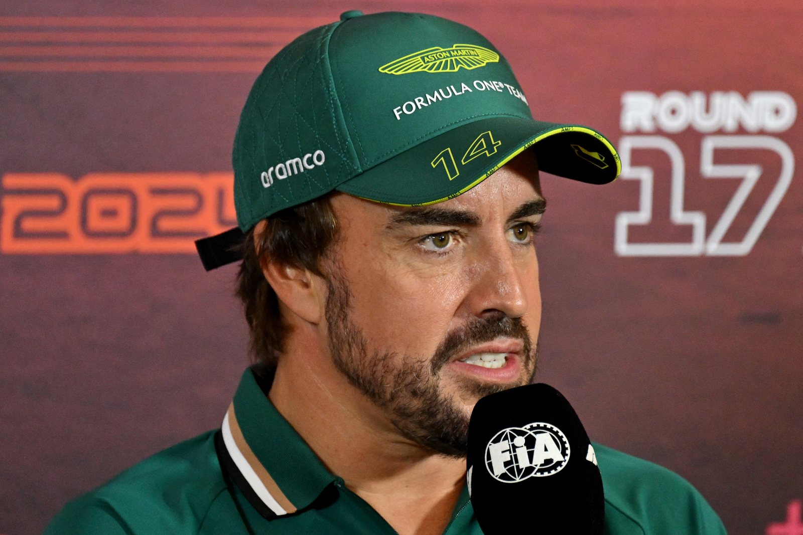 Alonso admite entusiasmo, pero dice que ganar con Aston Martin en 2026 «es otra historia»