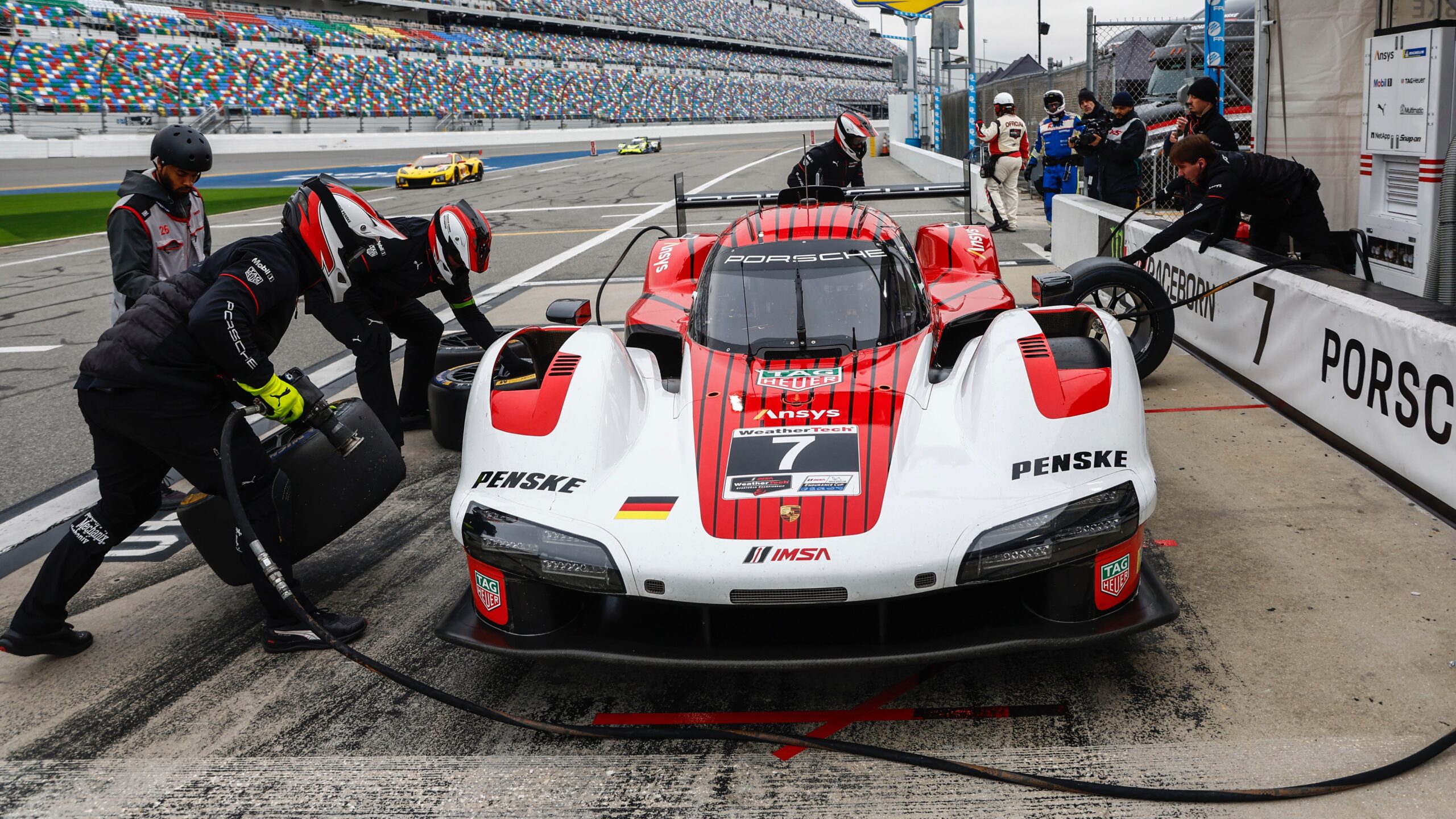 Laurens Vanthoor coloca Porsche #7 na ponta após quarta hora em Daytona. BMW erra