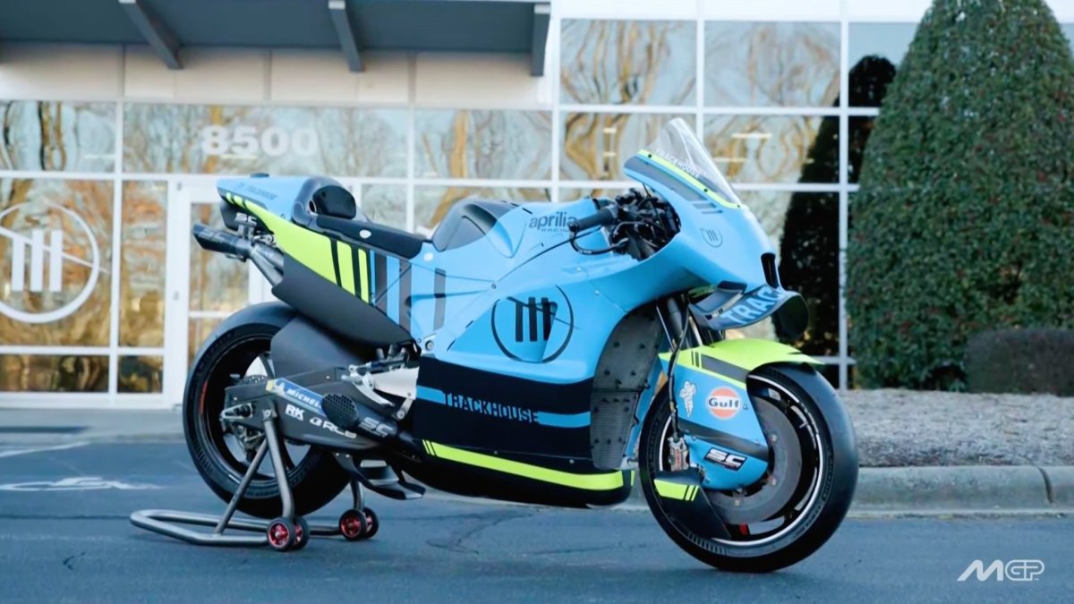 Trackhouse dá pontapé inicial da MotoGP 2025 e exibe motos de Ogura e Fernández