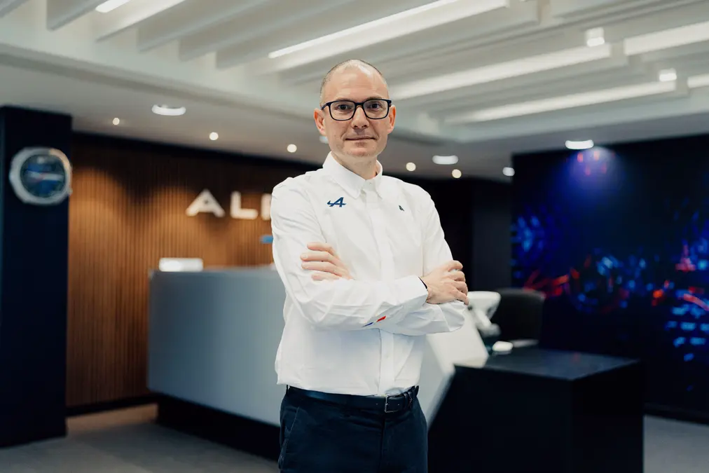 Alpine dice que “no arrastrará debilidades” en 2026 y cree en el éxito como equipo cliente