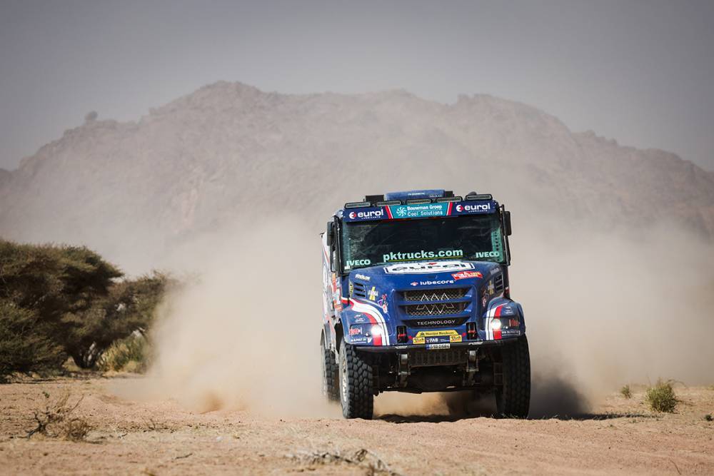 Mitchel van den Brink gana 6ª etapa del Dakar y se aproxima a Macík en los camiones