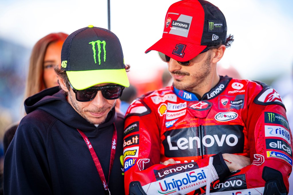 Rossi aconseja a Bagnaia «no caer en las trampas de Marc Márquez» en MotoGP 2025