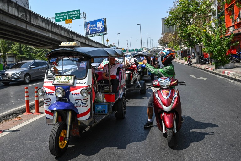 Tuk-tuks com os protótipos da MotoGP chamaram atenção nas ruas de Bangcoc (Foto: Divulgação/MotoGP)