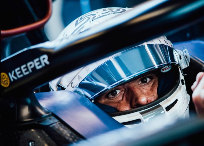Sainz vê novo carro “melhor do que esperado” e celebra parceria transparente com Albon