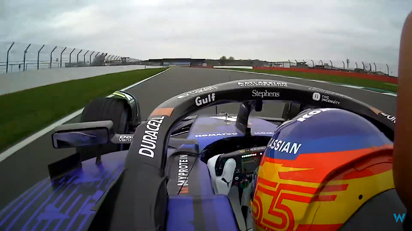 Sainz leva FW47 à pista em shakedown durante evento da Williams em Silverstone
