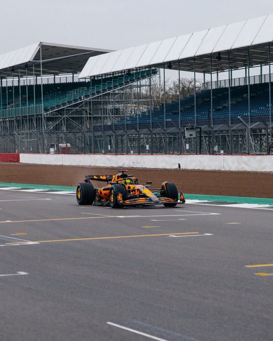 McLaren faz mistério em pintura camuflada e exibe primeiras linhas do carro para F1 2025