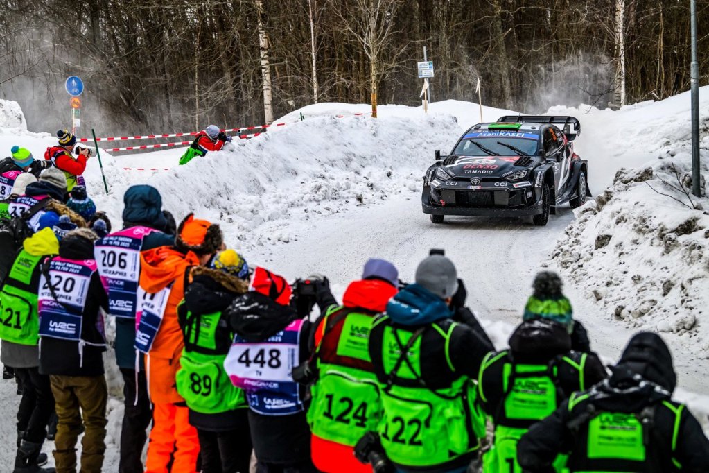 Evans comanda 1-2 de Toyota y lidera general del Rally de Suecia; Neuville es 5º