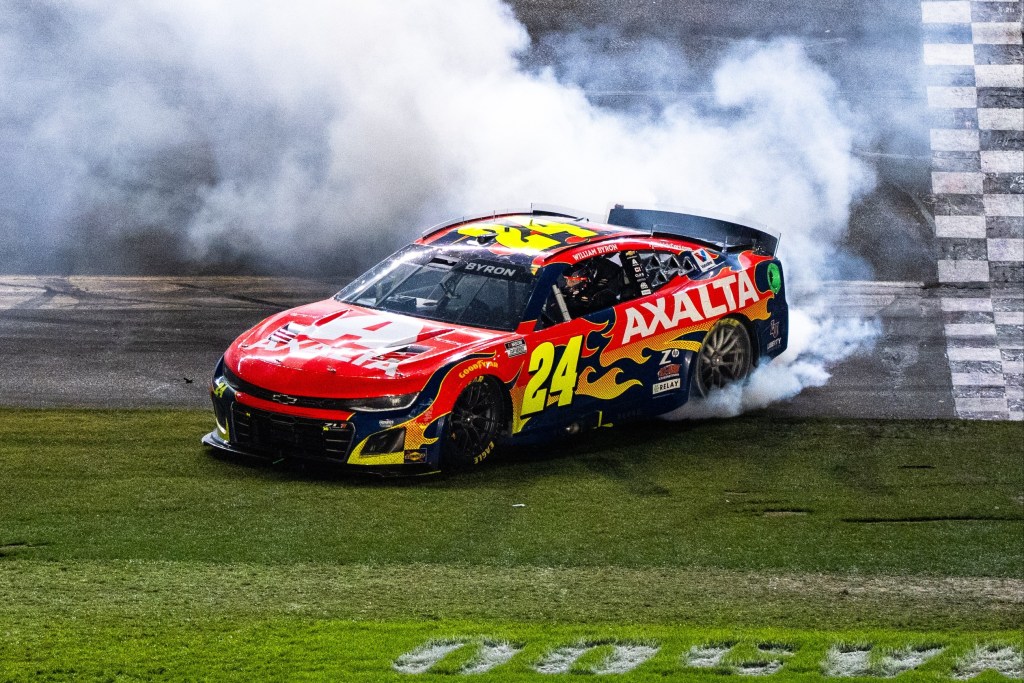 Byron aprovecha un big one en la última vuelta para ganar la Daytona 500 de NASCAR