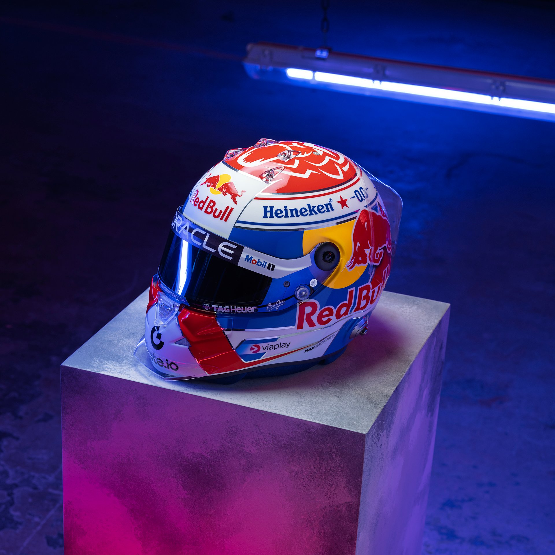 Verstappen presenta el casco F1 2025 con un azul más claro y un diseño tradicional