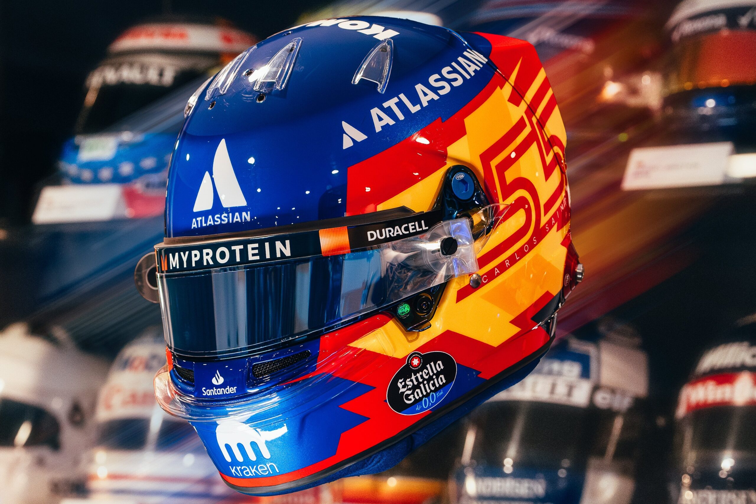 Sainz muestra un casco con una mezcla del «azul Williams» y la bandera de España