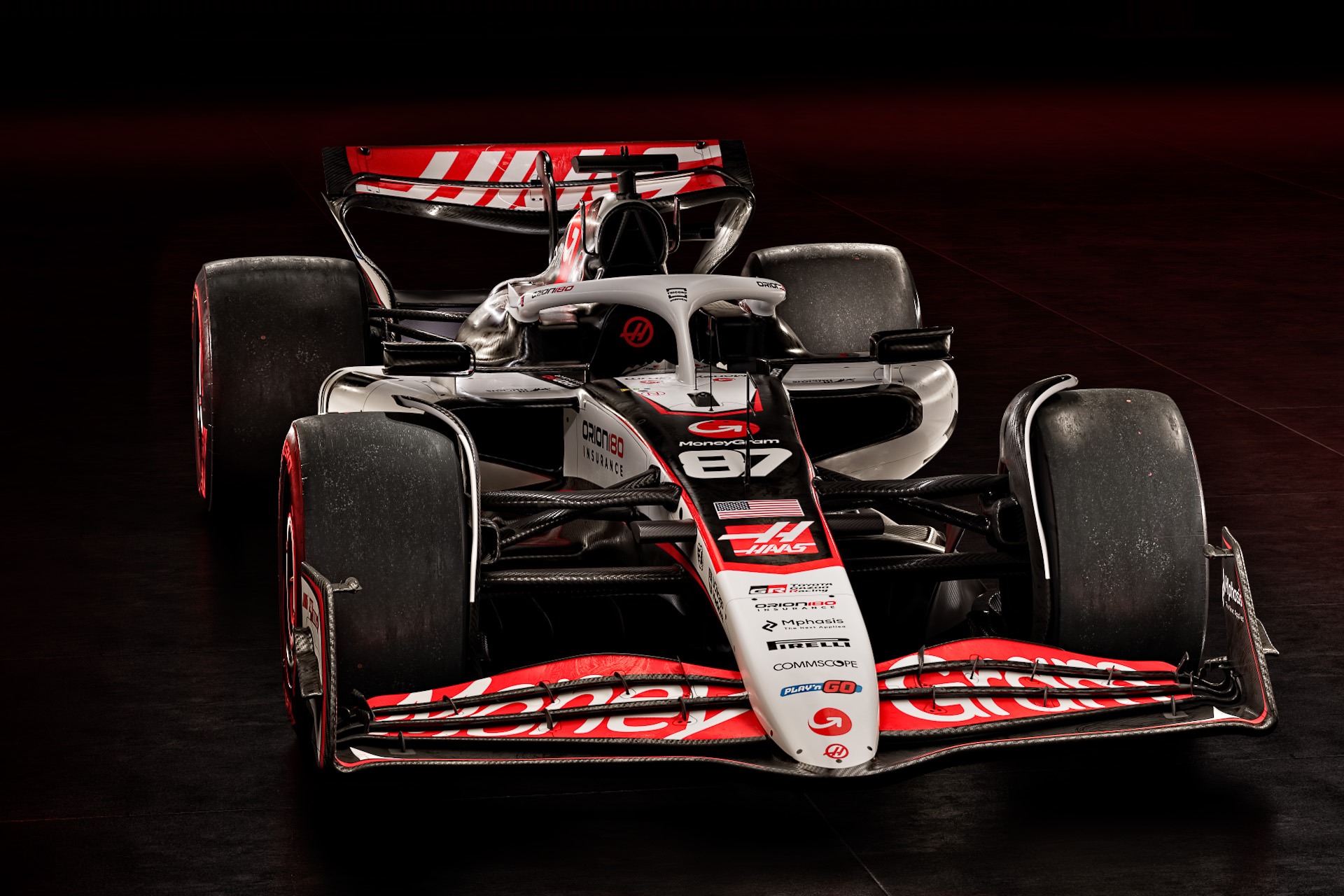 Haas opta por el tradicional blanco y negro y hace oficial la librea del F1 de 2025