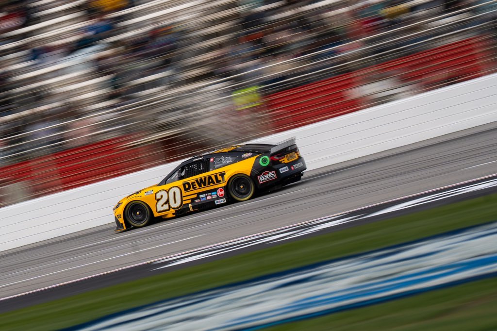 Bell aprovecha accidente en la última vuelta para ganar la carrera de Nascar en Atlanta