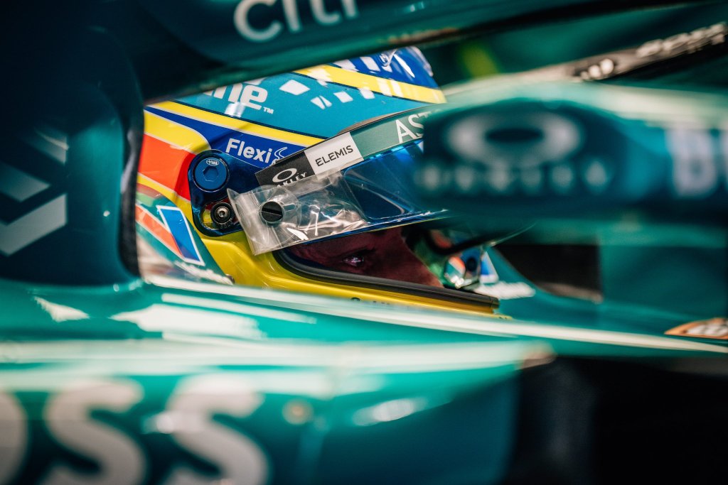 Alonso cita «aspectos positivos» del AMR25 y dice que Aston Martin «dio un paso adelante»