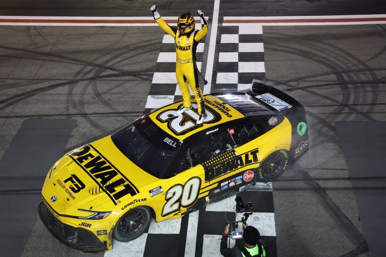 Bell aproveita batida tripla na volta final e vence etapa da Nascar em Atlanta