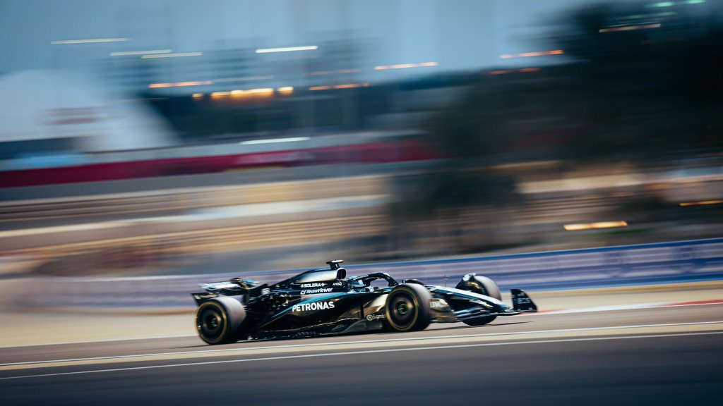 Russell bate a Verstappen en el final y lidera cierre de pretemporada de F1 en Bahréin