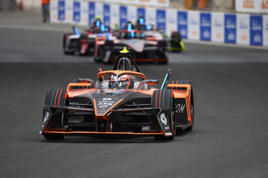 Barnard domina, se impone ante Rowland y logra la pole de la carrera 2 del eP de Jeddah