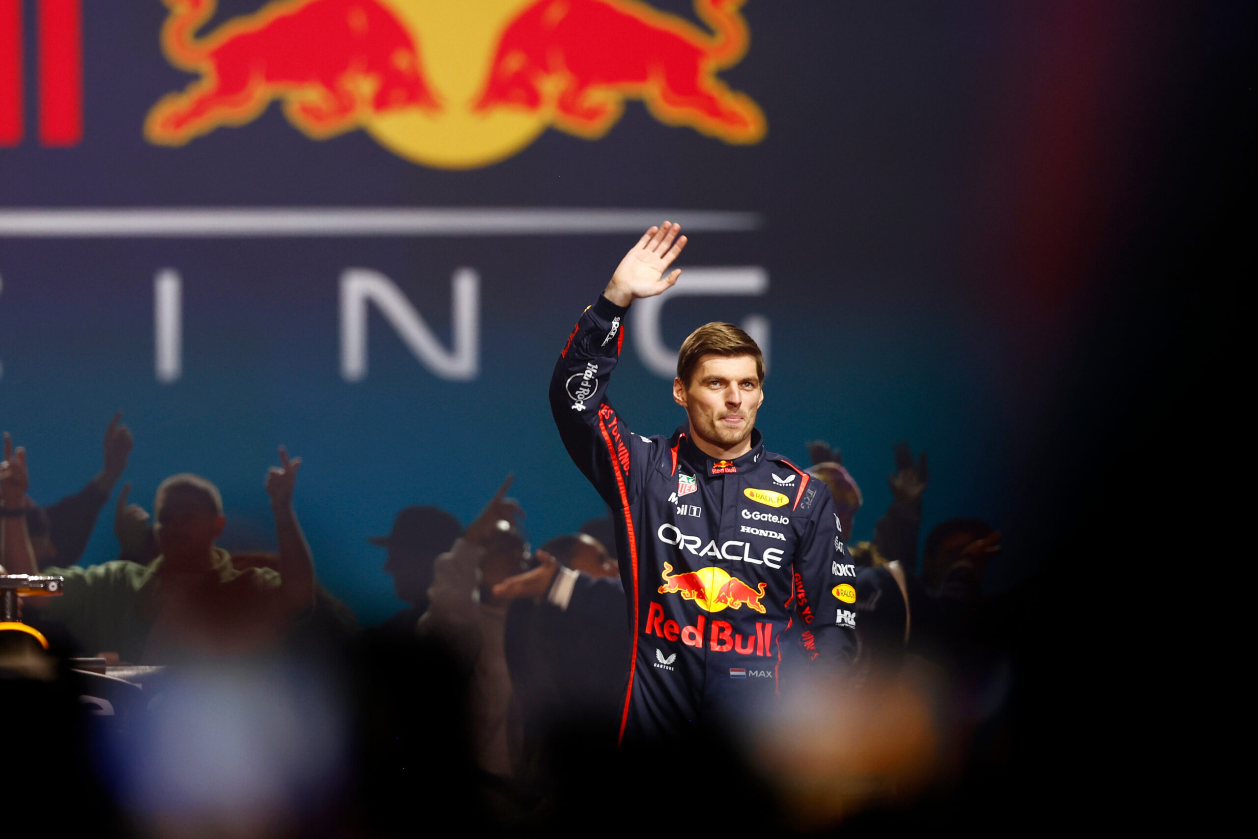 FIA condena vaias “tribais” a Verstappen e Horner no F175: “Foi decepcionante”