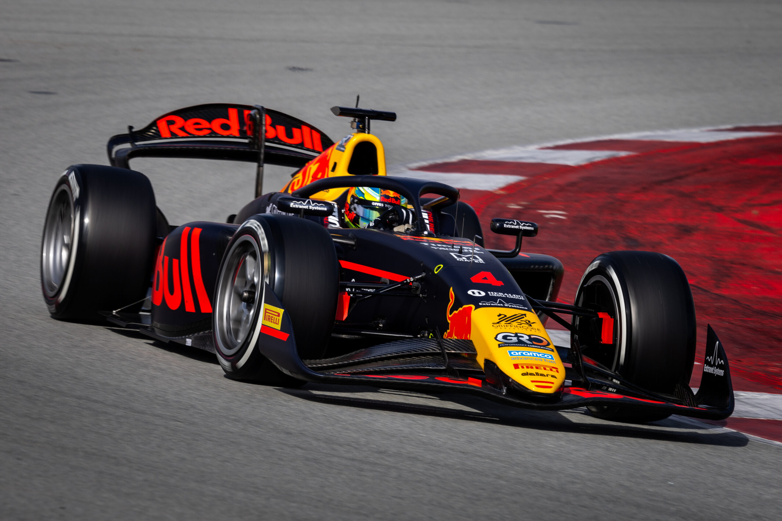 Lindblad lidera 1° día de tests de pretemporada de F2 en Barcelona; Montoya, 4°