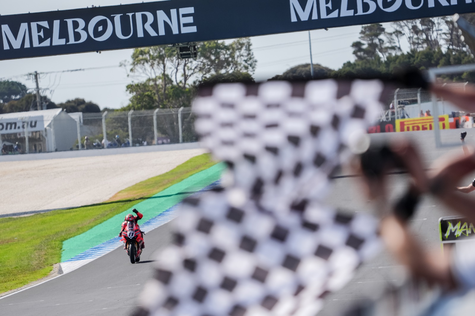 Bulega domina corrida 1 e abre temporada 2025 do WSBK com vitória na Austrália